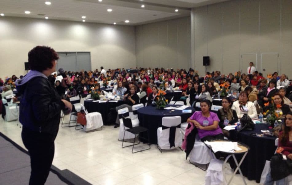 Enseñamos 2 facetas y estuvo hermoso!!! 500 mujeres de bastantes escasos recursos, que han pasado por mucha violencia de genero y domestica y que el gobierno las esta impulsando a empoderarse y…