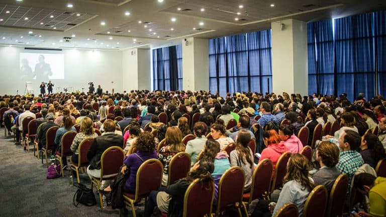 Llega a San Luis Potosí Isha, quién bajo la premisa "Deja de vivir con el freno puesto".