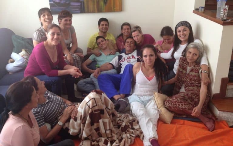 Sistema Isha Colombia – Grupo de Estudiante en Medellín Medellín ( Colombia ) sigue adelante muy comprometido se juntan para unificar para seguir anclados en su conciencia!!