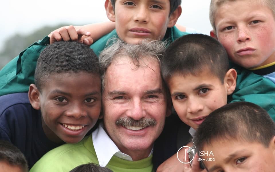 Isha enseñó la canción de su tercera faceta a los niños de la Fundación Niños de los Andes en Bogotá - Colombia