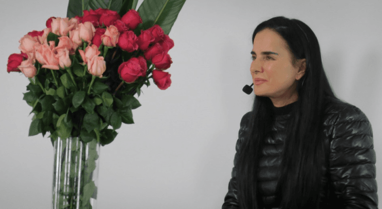 Platica que sostuvo Isha con los participantes en el programa de 6 semanas en su centro de retiro.