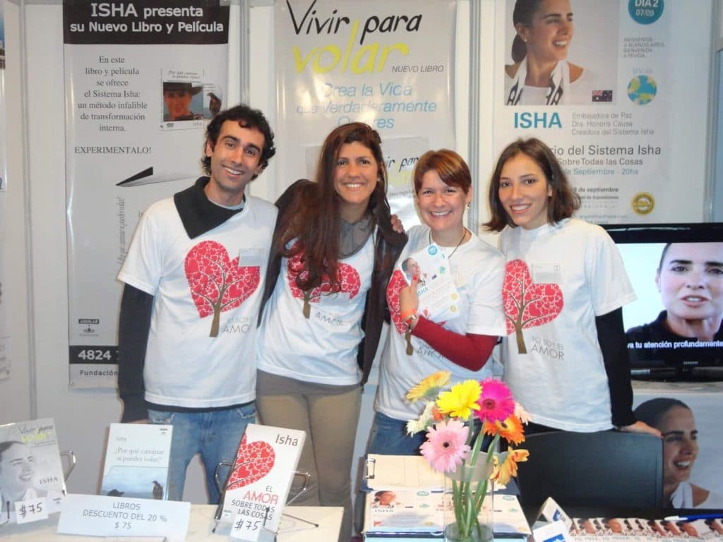ISHA en su paso por Buenos Aires y presentación en FEVIDA Se me ocurrió también que podríamos, ya que a veces no tienen qué ponerles ni alimento para dar a estas mujeres, niños, que se presentan y man