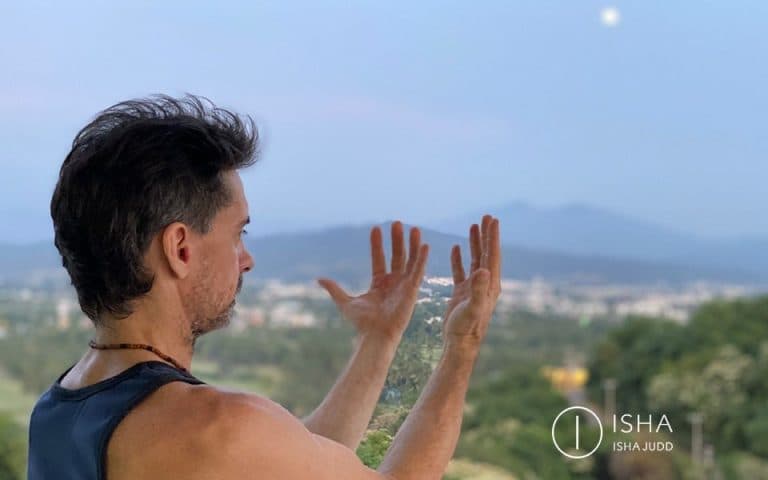 El ego no es soberbia: es una máscara que nace de creer que hay algo malo en ti. No se combate con análisis, se disuelve cuando vuelves a tu corazón.