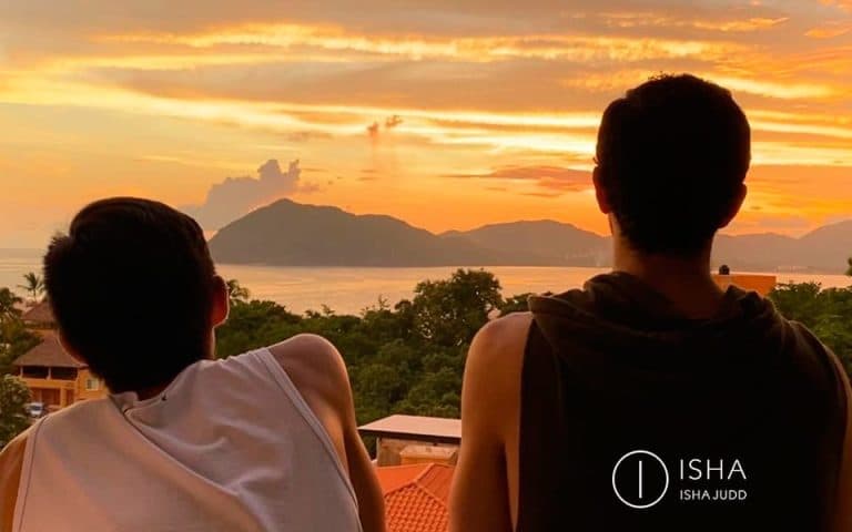 El pensamiento positivo nace del intelecto y mide todo en lo superficial. Discernir es otra cosa: escuchar al corazón y saber cuándo decir «no».