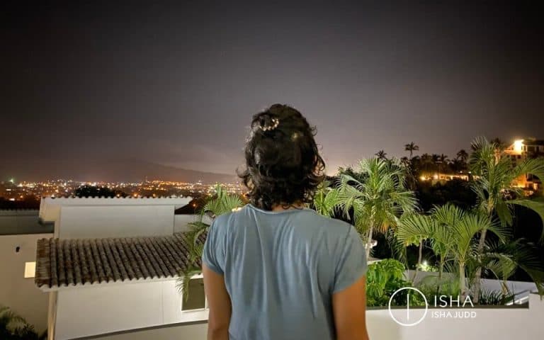 El miedo no es lo contrario del amor: es amor vibrando muy bajo. Un recuerdo grabado en el cuerpo que, al atravesarlo, vuelve a ser amor.