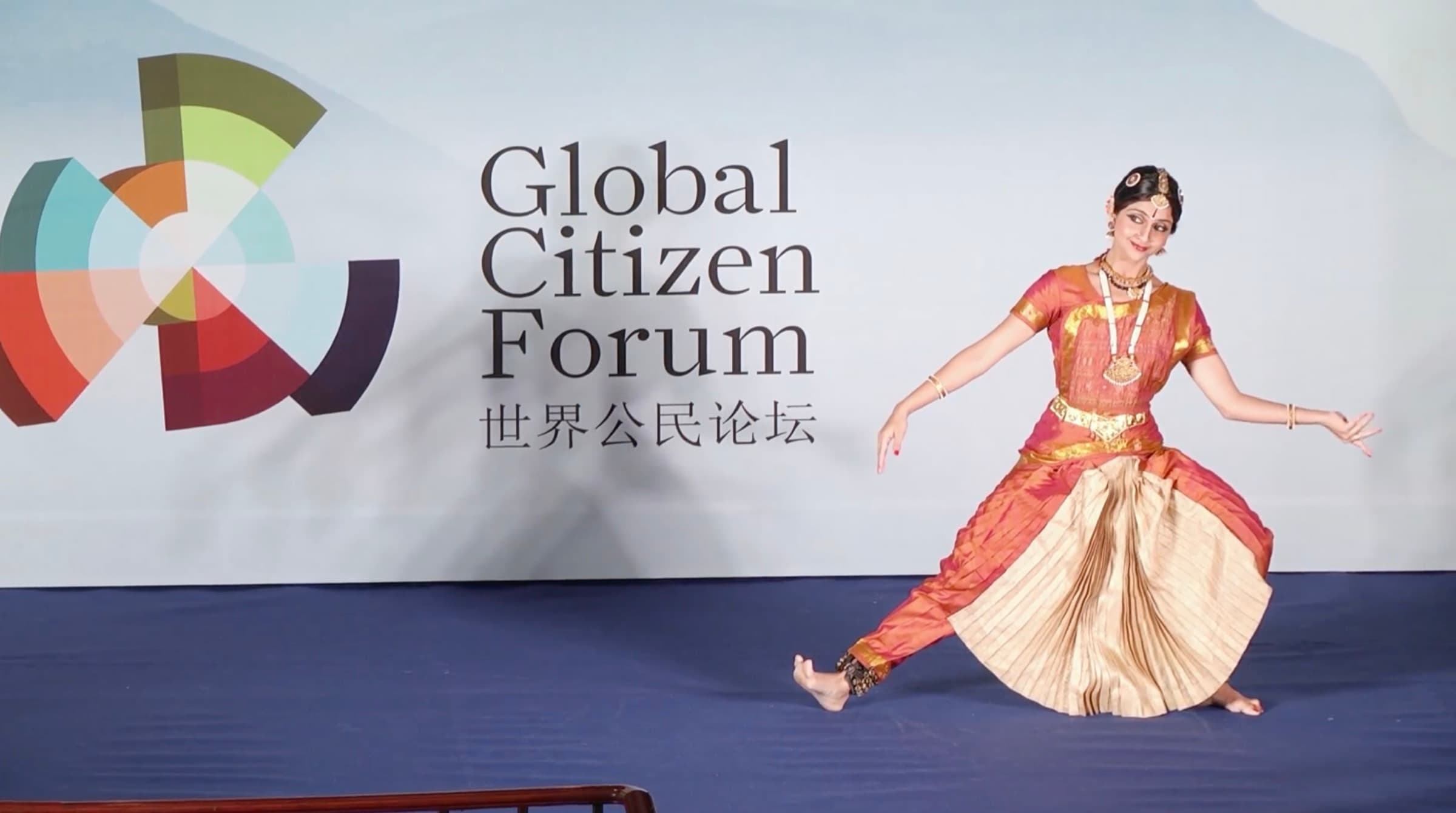 Palco do Global Citizen Forum de Shenzhen, China, com uma apresentação de dança