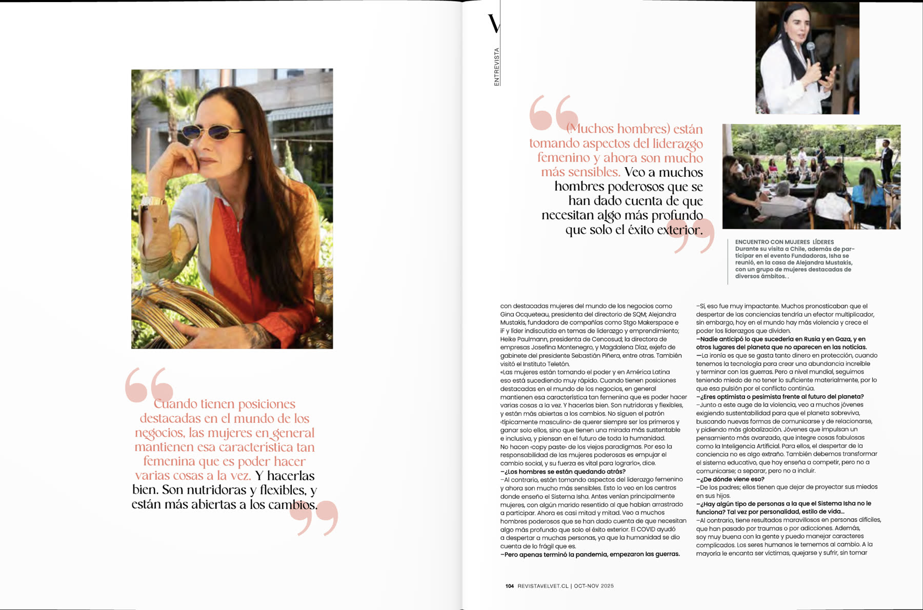 Doble página de la entrevista a Isha Judd en la revista Velvet, con fotos de su encuentro con mujeres líderes en Chile.