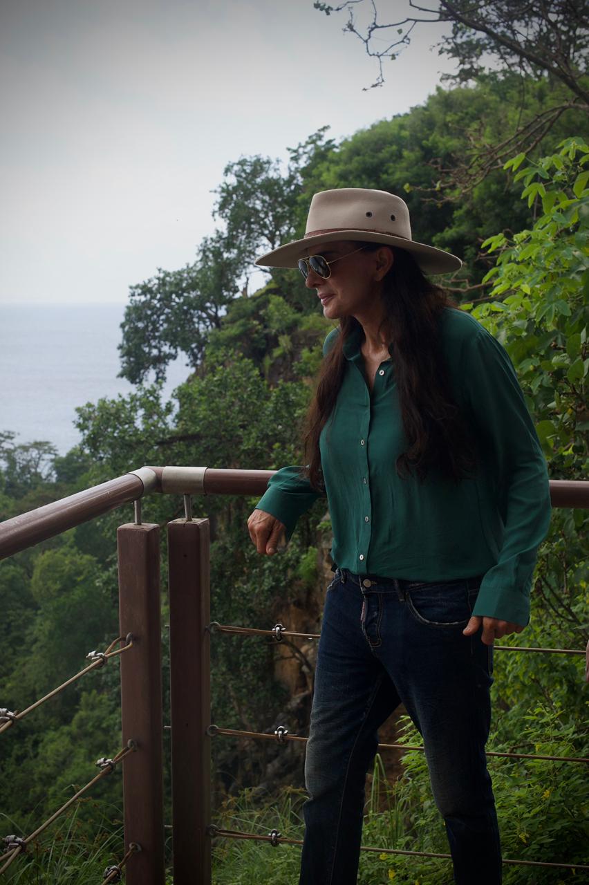 Isha Judd frente al mar en un mirador de Fernando de Noronha.
